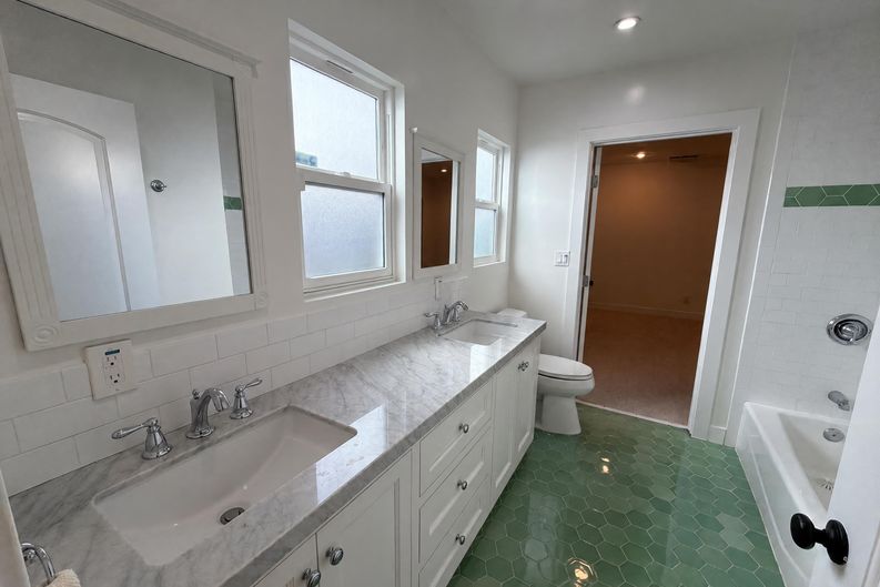 Photo 16 of 29 of 1110 Queen Anne Pl, Los Angeles, CA