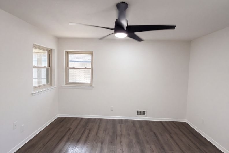 Photo 4 of 17 of 1410 Lexington Dr, Garland, TX