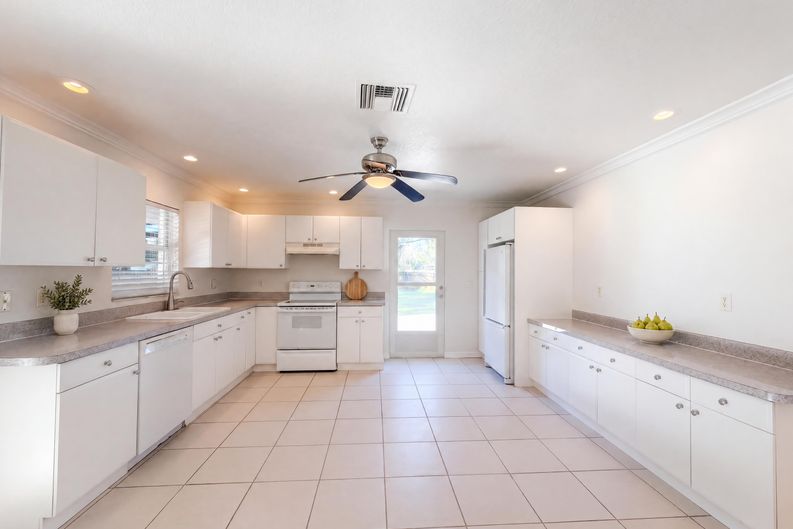 Photo 22 of 43 of 3705 Malec Cir, Sarasota, FL