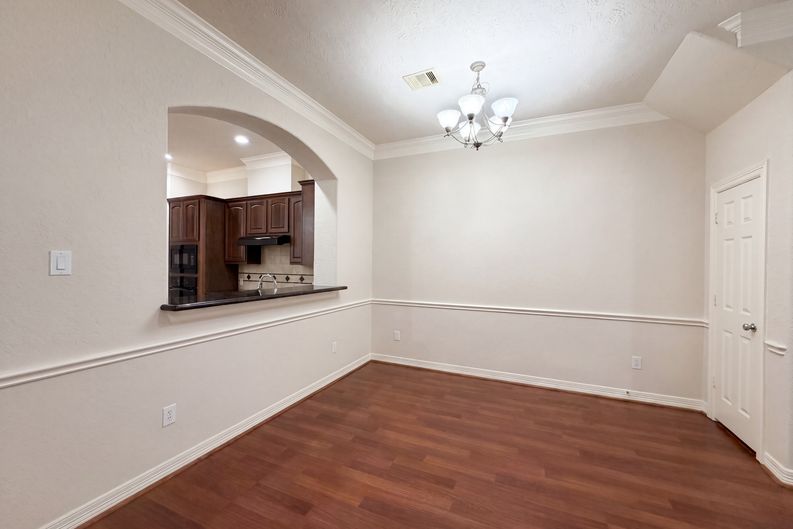 Photo 8 of 21 of 2942 Royal Oaks Crst, Houston, TX