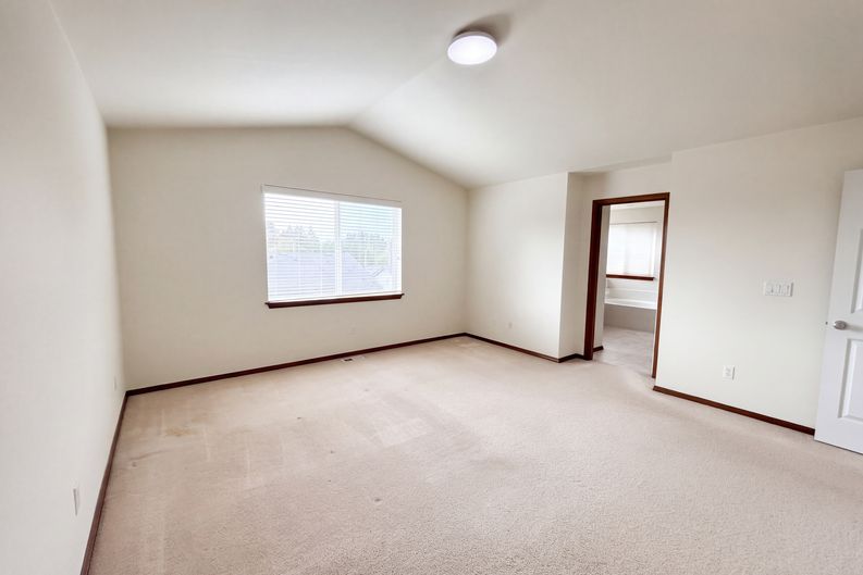 Photo 4 of 32 of 7629 NE 201st Pl, Kenmore, WA