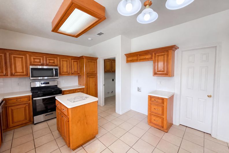 Photo 7 of 17 of 5002 Misty Ln, Pasadena, TX