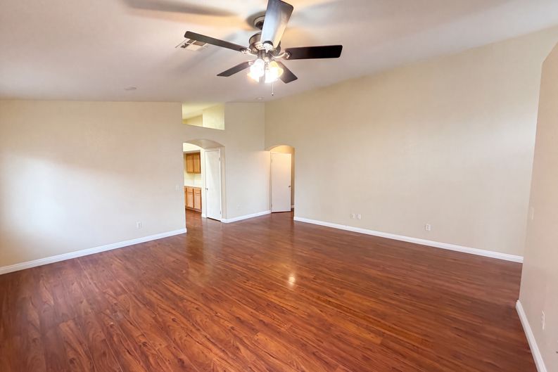 Photo 5 of 27 of 18792 Dogwood Ct, Adelanto, CA