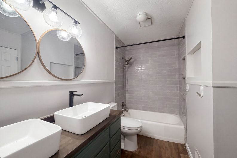 Photo 6 of 21 of 3809 S Drumm Ave, Independence, MO