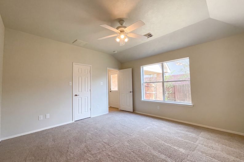 Photo 16 of 37 of 10710 Laurelton Ct, Humble, TX