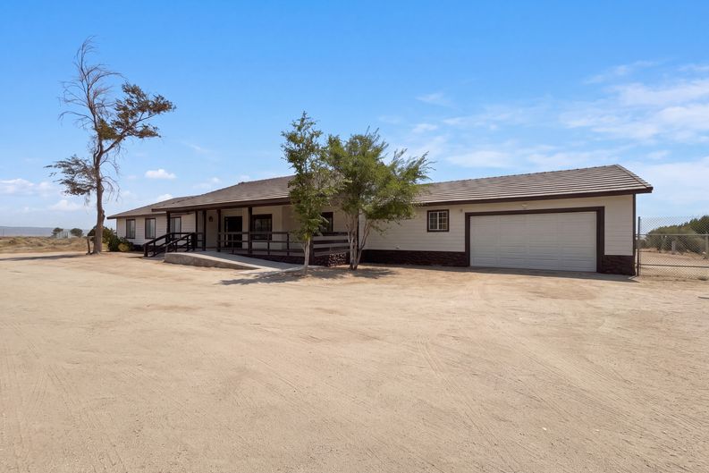 Photo 31 of 40 of 1401 60th St W, Rosamond, CA