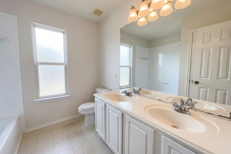 Photo 16 of 22 of 11919 Leaf Oak Dr, Houston, TX