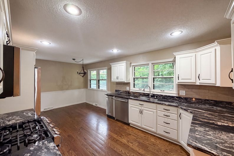 Photo 17 of 23 of 4321 NW Briarcliff Ln, Kansas City, MO
