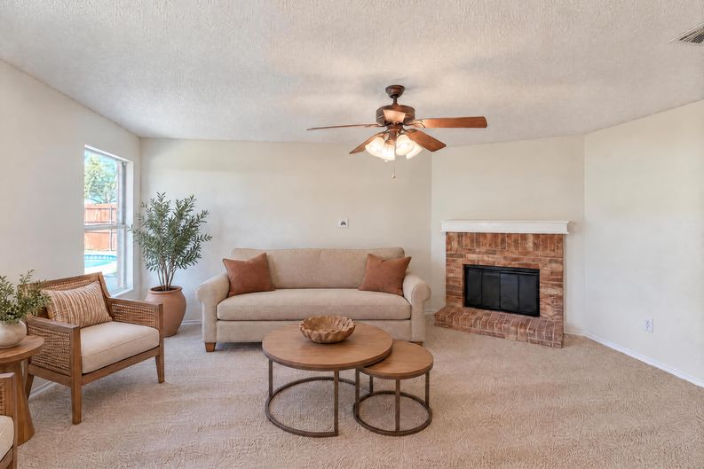 Photo 3 of 22 of 2708 White Oak Dr, Little Elm, TX