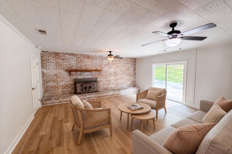 Photo 3 of 17 of 529 Timberlane Dr, Mount Holly, NC