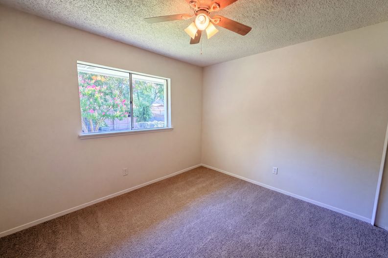 Photo 11 of 18 of 414 Meadowhill Dr, Garland, TX