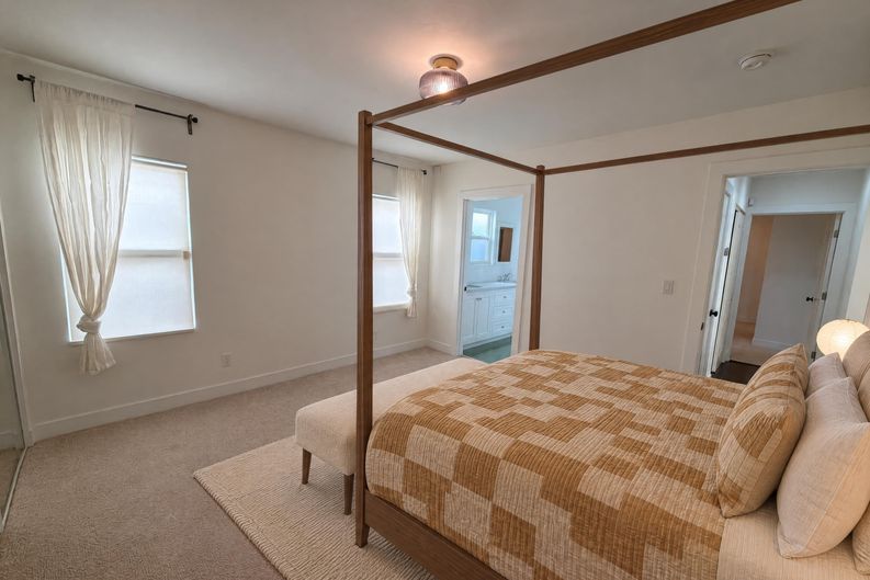 Photo 12 of 29 of 1110 Queen Anne Pl, Los Angeles, CA