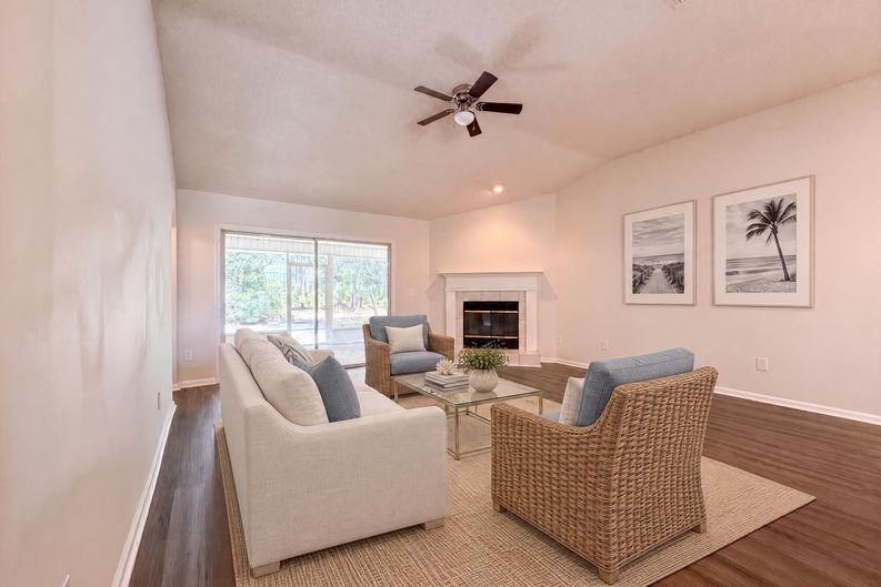 Photo 9 of 23 of 8436 Staplehurst Dr W, Jacksonville, FL
