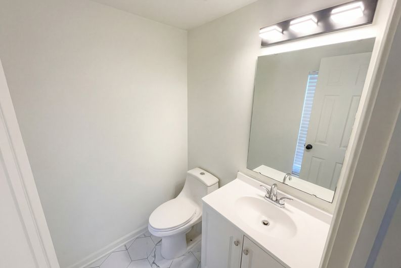 Photo 12 of 24 of 3211 Waterloo Cir, Indianapolis, IN