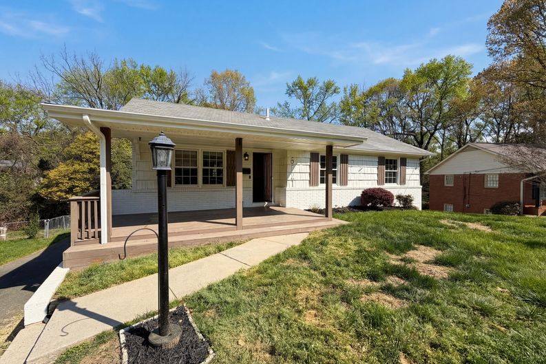 Photo 7 of 24 of 6621 Starcrest Dr, Charlotte, NC
