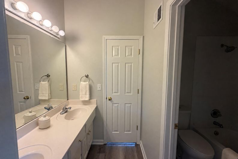 Photo 6 of 25 of 7825 W 143rd Pl, Overland Park, KS