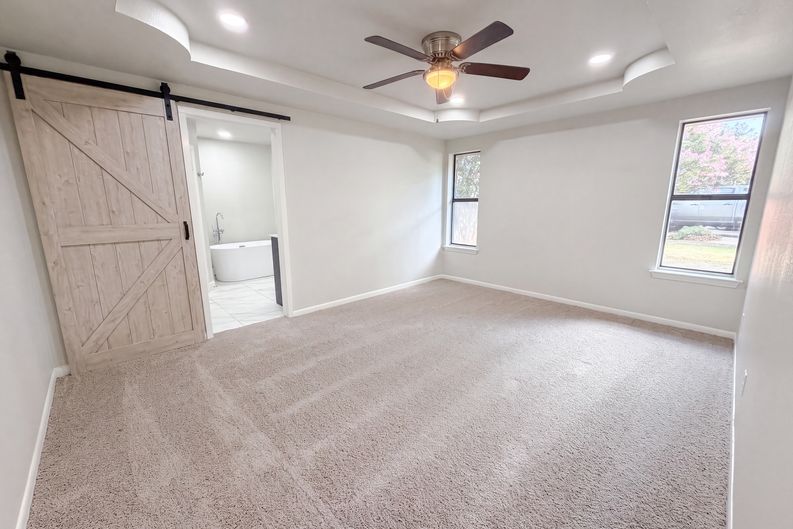 Photo 4 of 18 of 127 Jason Dr, Red Oak, TX