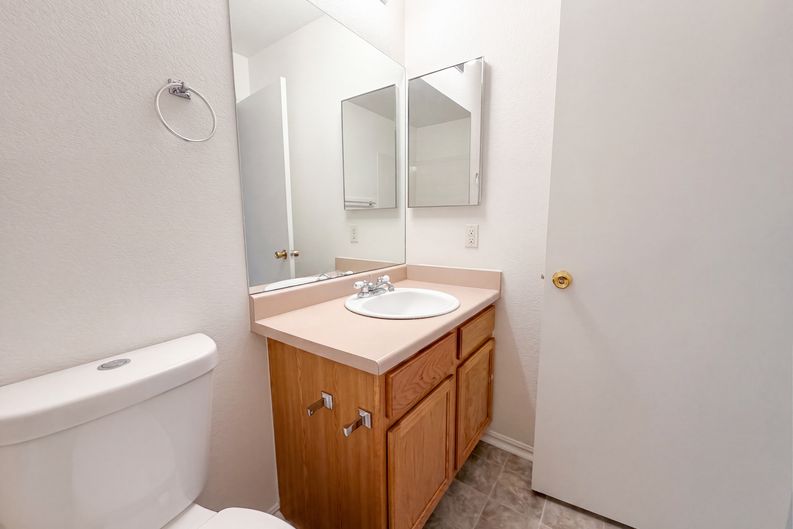 Photo 17 of 29 of 18959 E Linvale Pl, Aurora, CO