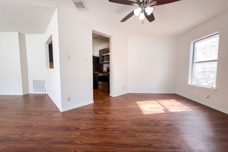 Photo 6 of 16 of 3741 Candlebluff Dr, San Antonio, TX