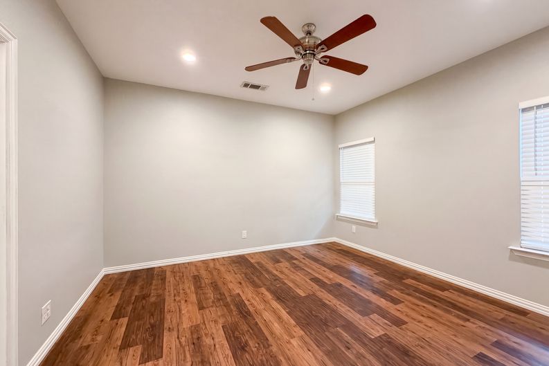Photo 14 of 18 of 619 E Arlington Ave, Fort Worth, TX