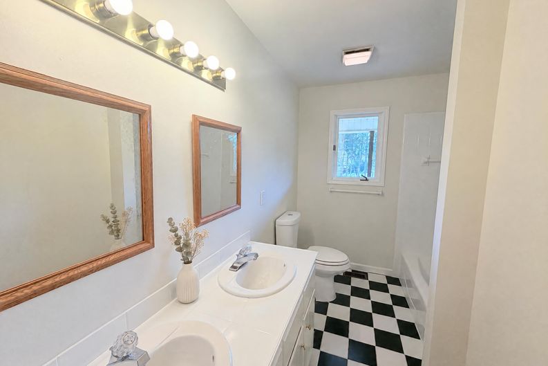 Photo 12 of 21 of 3802 Claude Brewer Rd, Loganville, GA