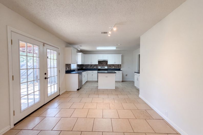 Photo 8 of 30 of 4325 Falcon Dr, Sherman, TX