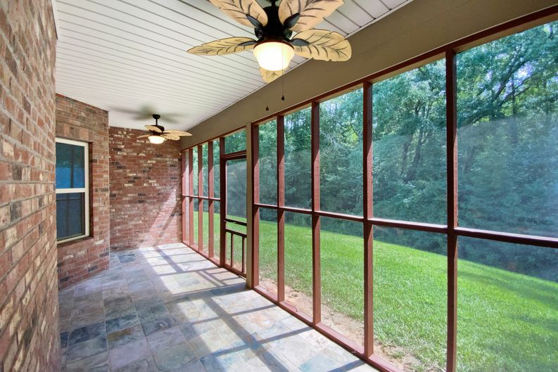 Photo 8 of 29 of 1037 Yorkshire Dr, Griffin, GA