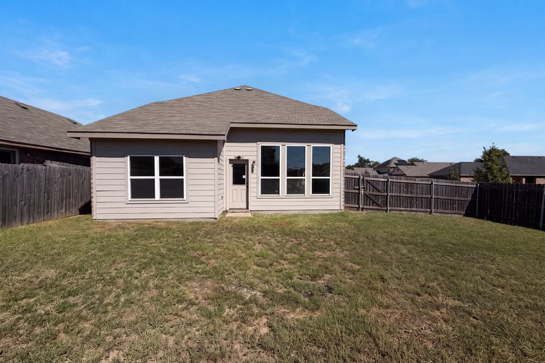 Photo 5 of 21 of 1713 Blue Jay Dr, Ennis, TX