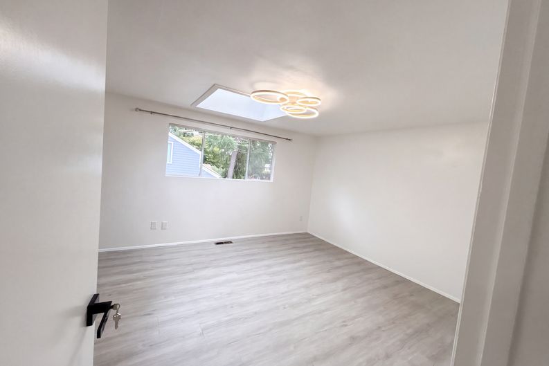 Photo 4 of 29 of 9232 NE 139th St, Kirkland, WA