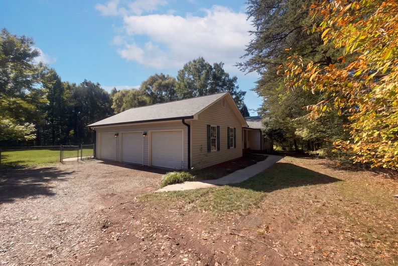 Photo 28 of 31 of 8507 Deer Path Ct, Stokesdale, NC