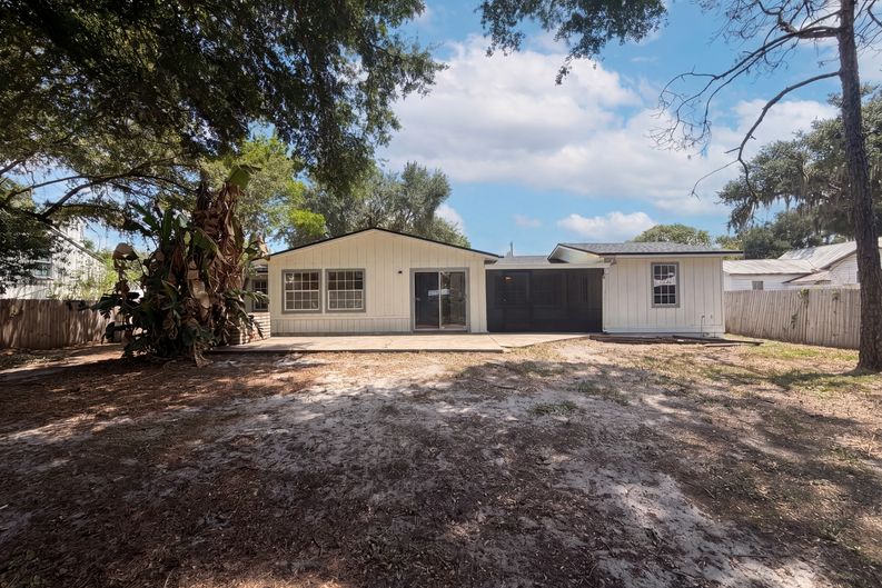 Photo 18 of 19 of 613 4th St NE, Fort Meade, FL