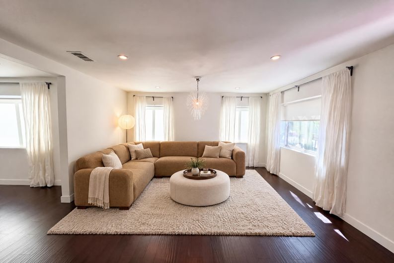 Photo 3 of 29 of 1110 Queen Anne Pl, Los Angeles, CA