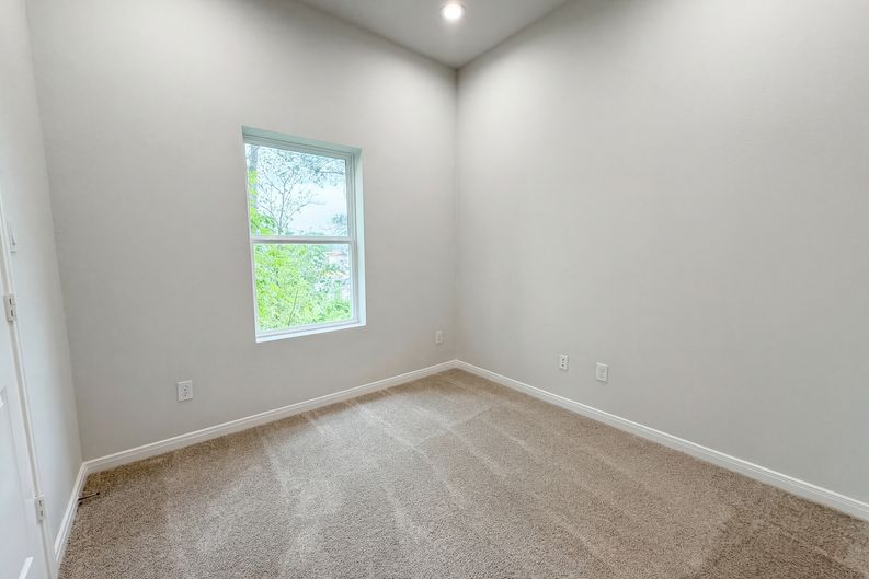 Photo 4 of 17 of 18803 Luminescent Ln, Spring, TX