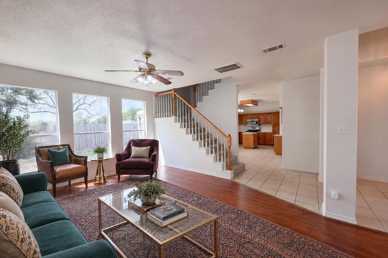 Photo 8 of 17 of 5002 Misty Ln, Pasadena, TX