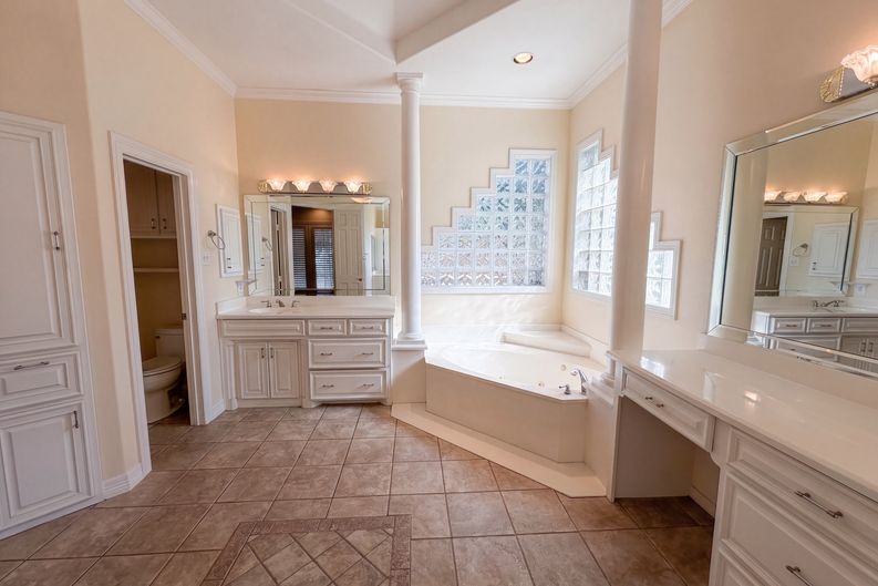 Photo 18 of 29 of 619 Edgewood Ln, Red Oak, TX