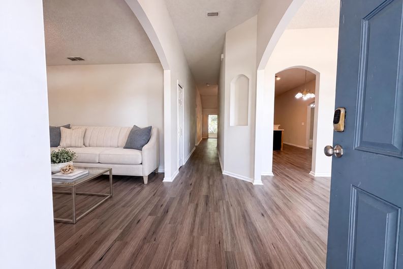 Photo 6 of 23 of 8436 Staplehurst Dr W, Jacksonville, FL