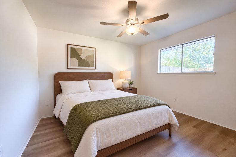 Photo 13 of 21 of 2307 Strait Ln, Houston, TX
