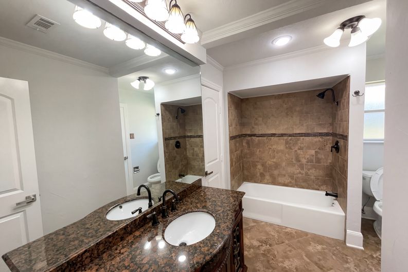 Photo 6 of 19 of 2800 N Surrey Dr, Carrollton, TX