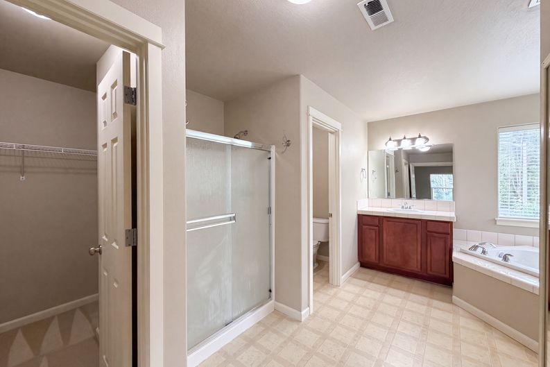 Photo 17 of 23 of 1724 SW Willowview Ter, Beaverton, OR
