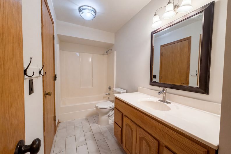 Photo 11 of 20 of 6475 Grand View Dr, Eden Prairie, MN