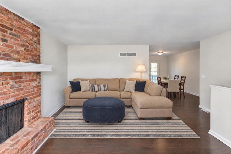 Photo 6 of 17 of 1400 NW 65th Ter, Kansas City, MO