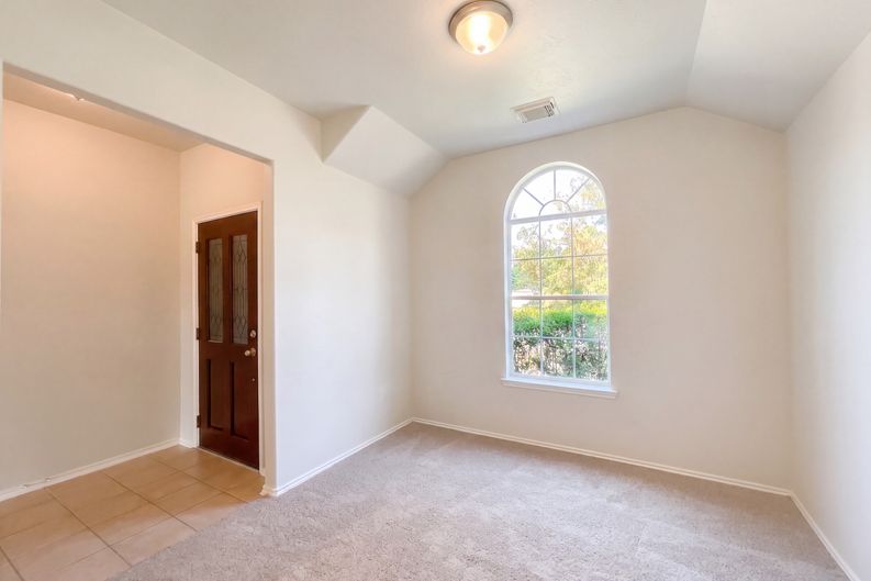 Photo 13 of 37 of 10710 Laurelton Ct, Humble, TX