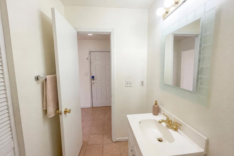 Photo 11 of 31 of 5328 Ridge Forest Dr, Stone Mountain, GA