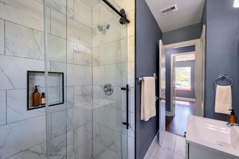 Photo 17 of 27 of 7405 Sterlingshire St, Houston, TX