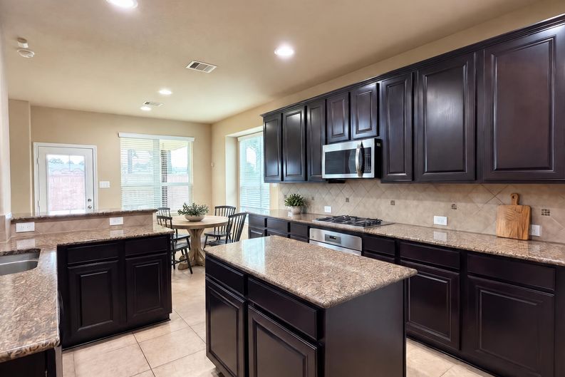 Photo 9 of 40 of 9003 Newcroft Ct, Tomball, TX