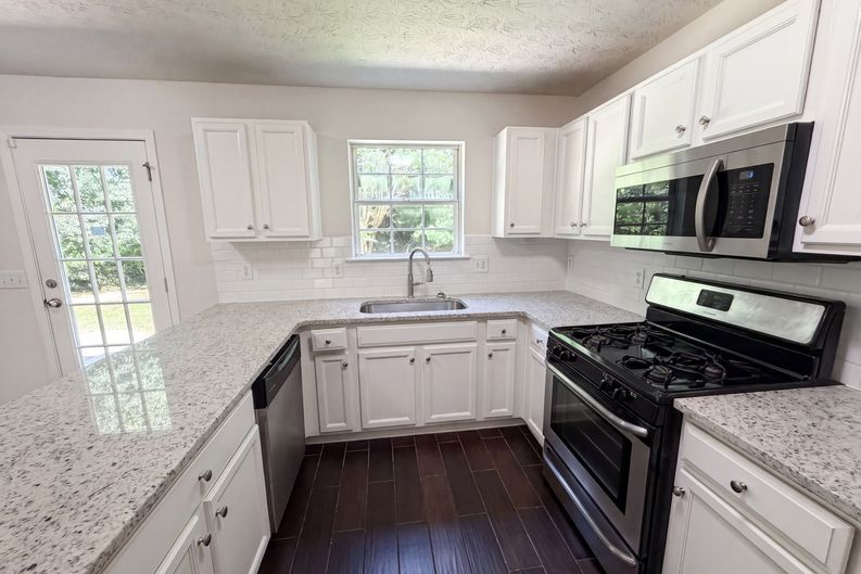 Photo 10 of 25 of 3582 Coveside Ct, Loganville, GA