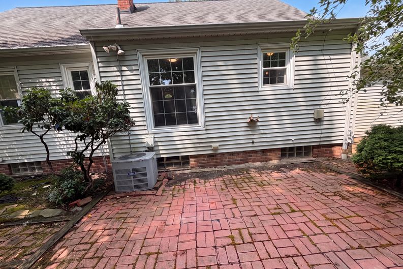 Photo 5 of 24 of 971 Learidge Rd, Cleveland, OH