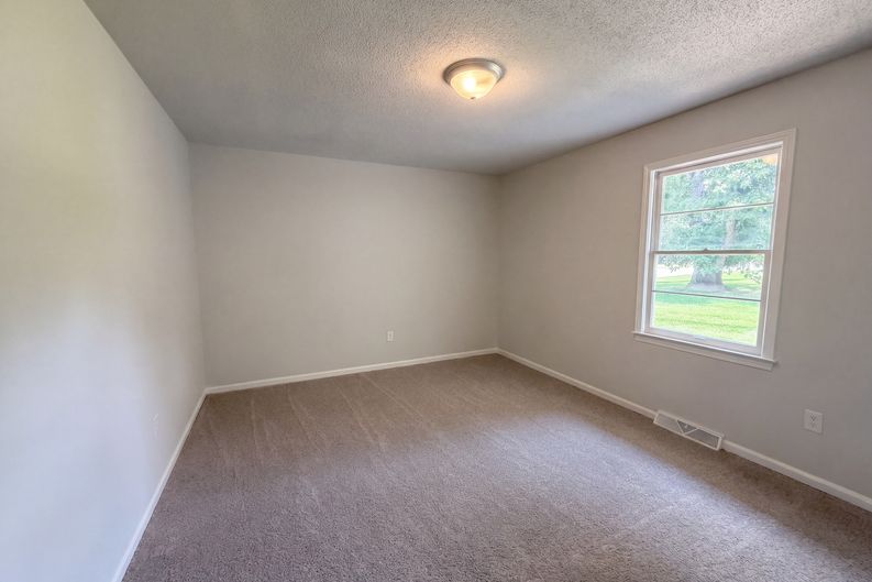 Photo 4 of 29 of 404 W Yellow Wood Dr, Simpsonville, SC