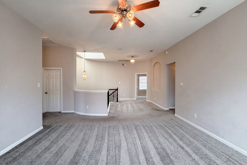 Photo 11 of 32 of 10330 Sandbar Dr, Irving, TX
