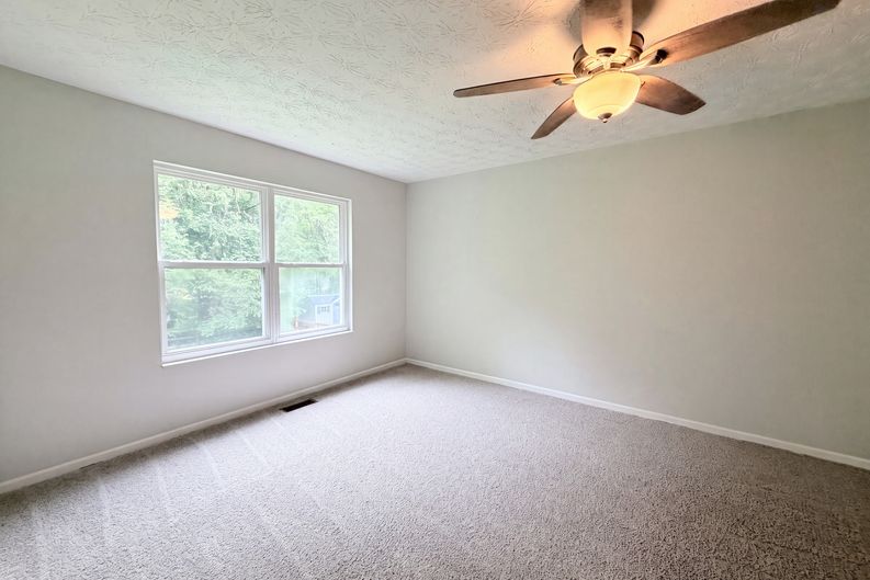 Photo 9 of 25 of 4213 Mallard Dr, Batavia, OH